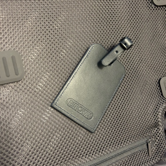 Brand new luxury Rimowa Salsa Deluxe suitcase in rare colour Yachting Blue - Picture 11 of 14